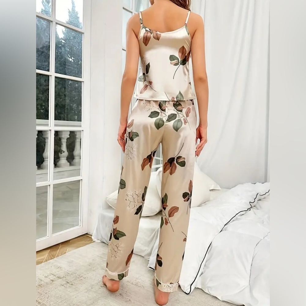 🆕 SIZE 8/10 SATIN PAJAMA SET - Picture 2 of 3